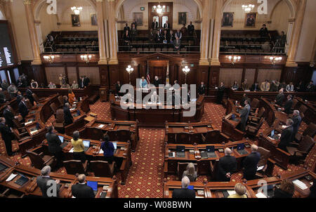 Un cliché de la salle du Sénat de l'Illinois comme Thomas Fitzgerald, juge en chef de la Cour suprême de l'Illinois, (au centre) préside le début de gouverneur de l'Illinois Rod Blagojevich destitution Procès dans Springfield, Illinois le 26 janvier 2009. Blagojevich est chargé avec de nombreuses accusations de corruption du gouvernement fédéral y compris la tentative de vendre le siège du Sénat des États-Unis du président Barack Obama et plusieurs actes de l'état que l'Illinois House dit que constitue un abus de pouvoir et justifie son retrait de l'état haut du bureau. (UPI Photo/Frank Polich) Banque D'Images