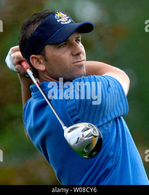 Membre de l'équipe européenne Sergio Garcia regarde son drive off de la 7e boîte de pièce en T, lors de la deuxième journée du tournoi de la Coupe Ryder au K Club à Straffan, en Irlande le 23 septembre 2006. (UPI Photo/Kevin Dietsch) Banque D'Images