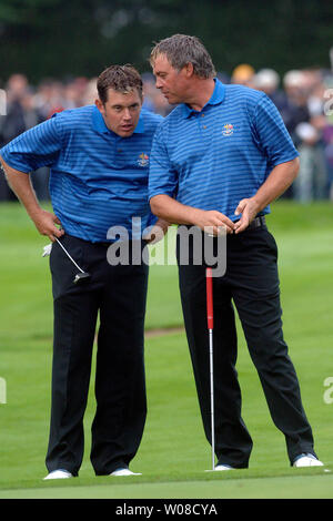 Les membres de l'équipe européenne Lee Westwood (L) et Darren Clarke parler sur la 8e vert, lors de la deuxième journée du tournoi de la Coupe Ryder au K Club à Straffan, en Irlande le 23 septembre 2006. (UPI Photo/Kevin Dietsch) Banque D'Images