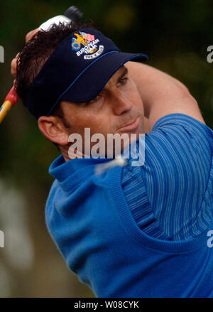 Membre de l'équipe européenne Sergio Garcia regarde son drive off de la 15e boîte de pièce en T, lors de la deuxième journée du tournoi de la Coupe Ryder au K Club à Straffan, en Irlande le 23 septembre 2006. (UPI Photo/Kevin Dietsch) Banque D'Images