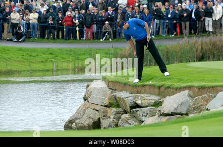 Membre de l'équipe européenne Sergio Garcia étudie son mensonge sur le 12e vert, lors de la deuxième journée du tournoi de la Coupe Ryder au K Club à Straffan, en Irlande le 23 septembre 2006. (UPI Photo/Kevin Dietsch) Banque D'Images