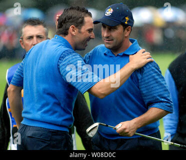 Membre de l'équipe européenne Sergio Garcia (L) et Jos‡Olaz Maria bal célébrer après avoir battu Phil Mickelson et Chris Dimarco, lors de la deuxième journée du tournoi de la Coupe Ryder au K Club à Straffan, en Irlande le 23 septembre 2006. Les Américains ont réussi à les Européens après Garcia a remporté le 16e trou. (UPI Photo/Kevin Dietsch) Banque D'Images