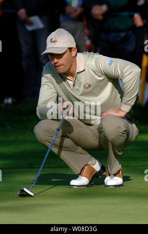 Membre de l'équipe européenne Padraig Harrington s'aligne un putt sur le 8e vert, au cours de la première ronde de la Ryder Cup au K Club à Straffan, en Irlande le 21 septembre 2006. (UPI Photo/Kevin Dietsch) Banque D'Images