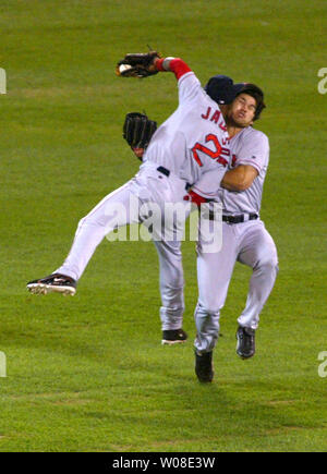 Red Sox de Boston Damian Jackson (2) collision avec Johnny Damon tout en essayant d'attraper un Jermaine Dye pop fly à Oakland, CA., 6 octobre 2003. Les Red Sox a défait l'Oakland A's 4-3 pour passer à l'ALCS contre les Yankees. (UPI/TERRY SCHMITT) Banque D'Images