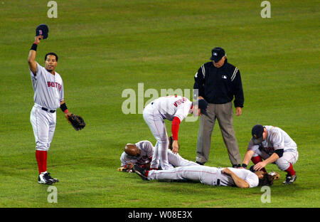 Un joueur des Boston Red Sox appels d'aide après Damian Jackson en collision avec Johnny Damon tout en essayant d'attraper un Jermaine Dye pop fly à Oakland, CA., le 6 octobre 2003. Les Red Sox a défait l'Oakland A's 4-3 pour passer à l'ALCS contre les Yankees. (UPI/TERRY SCHMITT) Banque D'Images