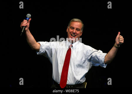 Le gouverneur du Vermont Howared Dean apparaît à un arrêt de la campagne le 14 décembre 2003 à San Francisco. (Photo d'UPI/Terry Schmitt) Banque D'Images