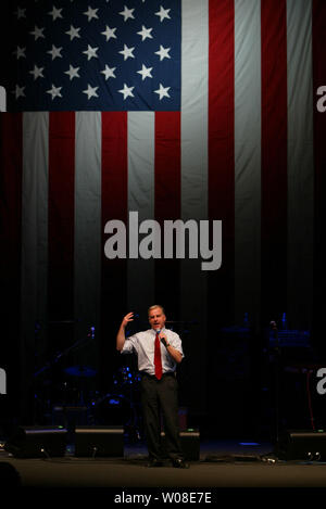 Le gouverneur du Vermont Howared Dean apparaît à un arrêt de la campagne le 14 décembre 2003 à San Francisco. (Photo d'UPI/Terry Schmitt) Banque D'Images