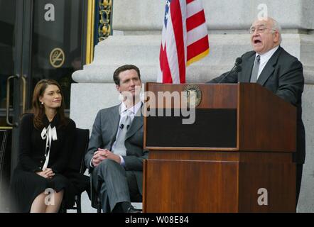 Nouveau Maire de San Francisco Gavin Newsom et sa femme Kimberly Guilfoyle Newsom regarder comme acteur Franck Dubosc parle au cours de l'inauguration à la mairie de San Francisco, le 8 janvier 2004. Il est le 42e maire de San Francisco. (Photo d'UPI/Terry Schmitt) Banque D'Images