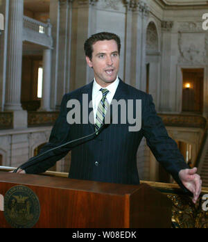 Le maire de San Francisco Gavin Newsom parle à la presse à San Francisco, CA, le 11 mars 2004. La Cour suprême de Californie a ordonné l'arrêt des cérémonies de mariage gay menée par la ville. (Photo d'UPI/Terry Schmitt) Banque D'Images