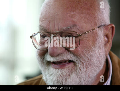 Film producteur Saul Zaentz discute avec les amis à l'aperçu l'ouverture du nouveau campus, George Lucas le Letterman Digital Arts Center de San Francisco le 25 juin 2005. Le nouveau complexe de 23 acres est dans l'aire de loisirs nationale du Golden Gate. (Photo d'UPI/Terry Schmitt) Banque D'Images