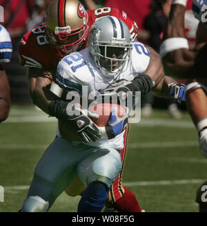 Dallas Cowboys' RB Julius Jones (21) est enveloppé par les San Francisco 49ers' Julian Peterson à Monster Park à San Francisco le 25 septembre 2005. (Photo d'UPI/Terry Schmitt) Banque D'Images