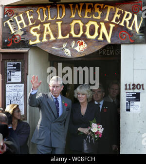 Son Altesse Royale le Prince de Galles, Charles et son épouse Camilla, Son Altesse Royale la duchesse de Cornouailles laisser'Le Vieux Western Saloon' au Point Reyes Station, CA pendant leur visite royale aux États-Unis le 5 novembre 2005. (Photo d'UPI/Terry Schmitt) Banque D'Images