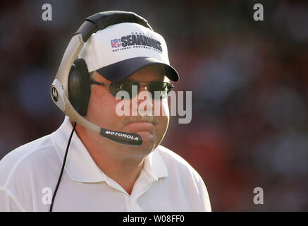 Seattle Seahawks l'entraîneur-chef Mike Holmgren travaille l'écart contre les San Francisco 49ers à Monster Park à San Francisco le 20 novembre 2005. (Photo d'UPI/Terry Schmitt) Banque D'Images