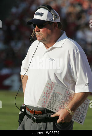 Seattle Seahawks l'entraîneur-chef Mike Holmgren travaille l'écart contre les San Francisco 49ers à Monster Park à San Francisco le 20 novembre 2005. (Photo d'UPI/Terry Schmitt) Banque D'Images