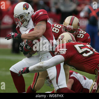 Attaque FB Obafemi Ayanbadejo est poursuivi par San Francisco 49ers Julian Peterson (98) et Derek Smith (50) à Monster Park à San Francisco le 4 décembre 2005. Les Cardinaux défait les 49ers 17-10. (Photo d'UPI/Terry Schmitt) Banque D'Images