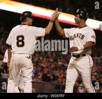 Giants de San Francisco Moises Alou (R) obtient un cinq de Kevin Frandsen (8) après une course trois courroies dans le huitième manche homer contre l'Arizona Diamondbacks à San Francisco le 28 avril 2006. (Photo d'UPI/Terry Schmitt) Banque D'Images