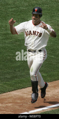 Giants de San Francisco Moises Alou commence à célébrer comme il se dirige vers la maison après une promenade off home run en neuvième manche à AT&T Park à San Francisco le 29 avril 2006. Les Géants battre les Diamondbacks 3-2. (Photo d'UPI/Terry Schmitt) Banque D'Images