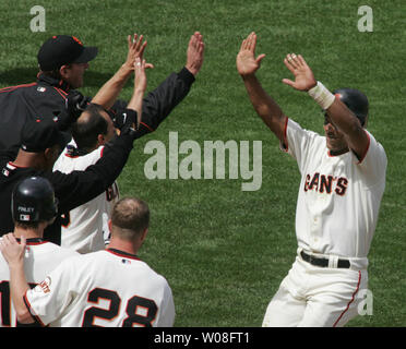 Giants de San Francisco Moises Alou (R) est accueilli à la maison après une promenade plaque off home run en neuvième manche à AT&T Park à San Francisco le 29 avril 2006. Les Géants battre les Diamondbacks 3-2. (Photo d'UPI/Terry Schmitt) Banque D'Images