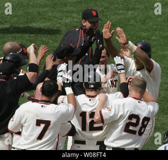 Giants de San Francisco Moises Alou (R) est accueilli à la maison après une promenade plaque off home run en neuvième manche à AT&T Park à San Francisco le 29 avril 2006. Les Géants battre les Diamondbacks 3-2. (Photo d'UPI/Terry Schmitt) Banque D'Images