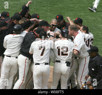 Giants de San Francisco Moises Alou disparaît comme c'est attaqué à la maison après une promenade plaque off home run en neuvième manche à AT&T Park à San Francisco le 29 avril 2006. Les Géants battre les Diamondbacks 3-2. (Photo d'UPI/Terry Schmitt) Banque D'Images