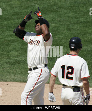 Giants de San Francisco des points pour le ciel après avoir frappé nombre 712 homerun au large de San Diego Padres pitcher Scott Linebrink dans la huitième manche à AT&T Park à San Francisco le 2 mai 2006. Steve Finley (12) montres à droite. (Photo d'UPI/Terry Schmitt) Banque D'Images