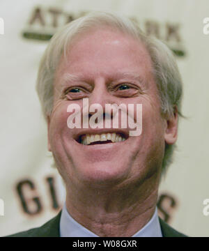 Giants de San Francisco le président et associé directeur général Peter Magowan sourit lors d'une conférence de presse au AT&T Park à San Francisco le 3 janvier 2007. Le club a présenté Barry Zito, un ancien gagnant du trophée Cy Young et All-Star à trois reprises, qui a signé un contrat de sept ans avec les géants. (Photo d'UPI/Terry Schmitt) Banque D'Images