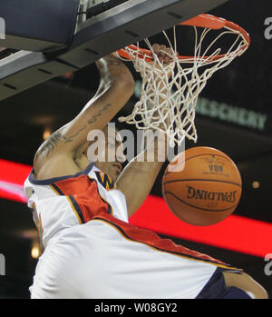 Golden State Warriors Matt Barnes deux slams accueil dans la deuxième période contre les cavaliers de Cleveland à l'Oracle Arena à Oakland, Californie le 20 janvier 2007. Les Cavaliers a vaincu les Warriors 106-104. (Photo d'UPI/Terry Schmitt) Banque D'Images