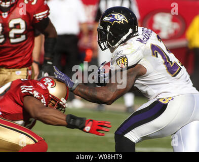 Baltimore Ravens Willie McGahee (23) utilise une main pour repousser un San Francisco 49er à Monster Park à San Francisco le 7 octobre 2007. Les Ravens défait les 49ers 9-7. (Photo d'UPI/Terry Schmitt) Banque D'Images