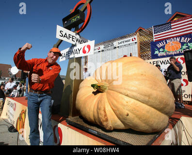 Thad Starr de Pleasant Hill, Oregon saute de joie comme sa pumpkin pèse 1 524 livres à gagner le poids annuel de la citrouille à Half Moon Bay, Californie le 8 octobre 2007. Starr's pumpkin écraser l'ancien Half Moon Bay de près de 300 livres. (Photo d'UPI, Terry Schmitt) Banque D'Images