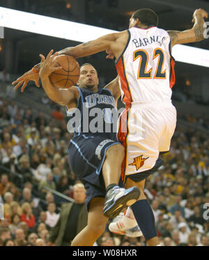 Utah Jazz Deron Williams (8) entre en collision avec les Golden State Warriors Matt Barnes dans la première moitié à l'Oracle Arena à Oakland, Californie, le 30 octobre 2007. (Photo d'UPI/Terry Schmitt) Banque D'Images