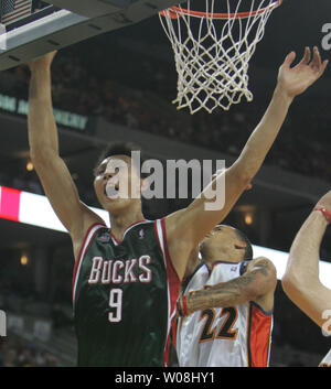 Milwaukee Bucks Yi Jianlian est encrassé par derrière par Golden State Warriors Matt Barnes dans la seconde moitié à l'Oracle Coliseum à Oakland, Californie le 5 décembre 2007. Les guerriers vaincus les Bucks 120-90. (Photo d'UPI/Terry Schmitt) Banque D'Images