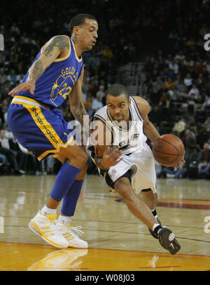 San Antonio Spurs Tony Parker (R) s'infiltre dans le cadre de Golden State Warriors Matt Barnes comme il conduit pour le panier à l'Oracle Coliseum à Oakland, Californie le 11 décembre 2007. (Photo d'UPI/Terry Schmitt) Banque D'Images