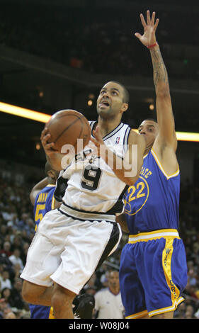 San Antonio Spurs Tony Parker (9) se soit tourné en face de Golden State Warriors Matt Barnes (22) à l'Oracle Coliseum à Oakland, Californie le 11 décembre 2007. (Photo d'UPI/Terry Schmitt) Banque D'Images