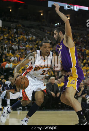 Golden State Warriors Matt Barnes (22) disques durs sur Los Angleles Lakers Vladimir Radmanovic au deuxième trimestre à l'Oracle Coliseum à Oakland, Californie le 14 décembre 2007. (Photo d'UPI/Terry Schmitt) Banque D'Images