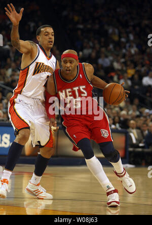 New Jersey Nets Vince Carter (15) disques durs sur les Golden State Warriors Matt Barnes dans la première moitié à l'Oracle Arena à Oakland, Californie, le 24 janvier 2008. (Photo d'UPI/Terry Schmitt) Banque D'Images