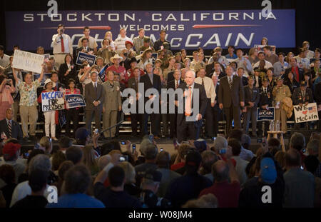 Candidat républicain, le sénateur John McCain prend la parole à un rassemblement pour le président McCain dans un aéroport hanger à Stockton, Californie le 22 mai 2008. (Photo d'UPI/Terry Schmitt) Banque D'Images