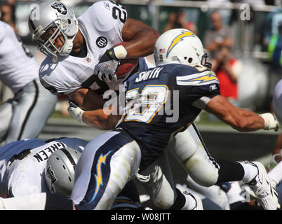 Oakland Raiders Michael Bush (29 plongées) passé San Diego Chargers et Derek Smith (58) dans la seconde moitié au Colisée à Oakland, Californie le 28 septembre 2008. Les chargeurs a défait les Raiders 28-18. (Photo d'UPI/Terry Schmitt) Banque D'Images