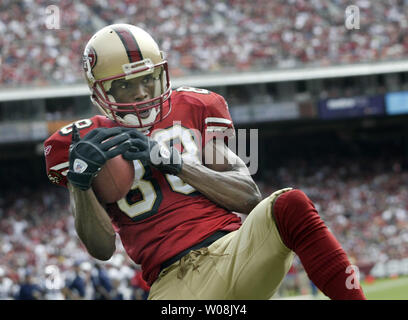 San Francisco 49ers Isaac Bruce (88) attrape un J. T. O'Sullivan passer pour un TD dans le premier trimestre à Candlestick Park de San Francisco le 5 octobre 2008. Les Patriotes a défait les 49ers 30-21. (Photo d'UPI/Bruce Gordon) Banque D'Images