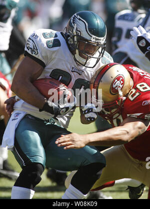 Philadelphia Eagles Quintin Demps (39) se heurte à San Francisco 49ers Keith Lewis (28) à Candlestick Park de San Francisco le 12 octobre 2008. L'Eagles défait les 49ers 40-26. (Photo d'UPI/Terry Schmitt) Banque D'Images