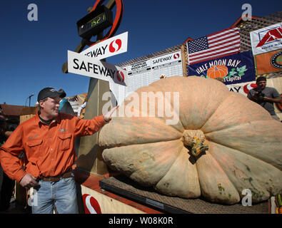 Thad Starr de Pleasant Hill, Oregon se distingue avec ses 1 528 livre des records au Championnat du Monde de citrouille Pumpkin weigh-off à Half Moon Bay, Californie le 13 octobre 2008. Starr bat le record de quatre livres. Son record de squash et d'autres gagnants seront exposés au Half Moon Bay & Arts Festival de la citrouille a tenu les 18 et 19 octobre. (Photo d'UPI/Terry Schmitt) Banque D'Images