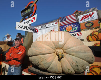 Thad Starr de Pleasant Hill, Oregon se distingue avec ses 1 528 livre des records au Championnat du Monde de citrouille Pumpkin weigh-off à Half Moon Bay, Californie le 13 octobre 2008. Starr bat le record de quatre livres. Son record de squash et d'autres gagnants seront exposés au Half Moon Bay & Arts Festival de la citrouille a tenu les 18 et 19 octobre. (Photo d'UPI/Terry Schmitt) Banque D'Images