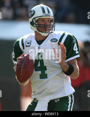 New York Jets QB Brett Favre recherche un récepteur dans la première moitié contre les Oakland Raiders à la Oakland Coliseum à Oakland, Californie le 19 octobre 2008. Les Jets ont perdu 16-13 en prolongation. (Photo d'UPI/Terry Schmitt) Banque D'Images
