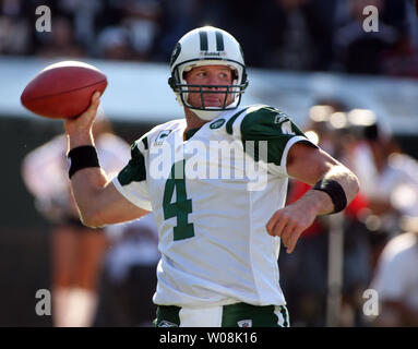 New York Jets QB Brett Favre recherche un récepteur dans la première moitié contre les Oakland Raiders à la Oakland Coliseum à Oakland, Californie le 19 octobre 2008. Les Jets ont perdu 16-13 en prolongation. (Photo d'UPI/Terry Schmitt) Banque D'Images