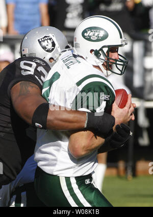 New York Jets QB Brett Favre (4) est mise à sac par Oakland Raiders Tommy Kelly (93) en heures supplémentaires à l'Oakland Coliseum à Oakland, Californie le 19 octobre 2008. Les raiders ont remporté 16-13 en prolongation. (Photo d'UPI/Terry Schmitt) Banque D'Images