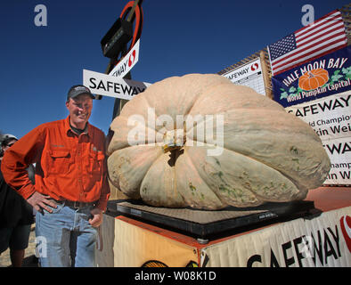 Thad Starr de Pleasant Hill, Oregon se distingue avec ses 1 528 livre des records au Championnat du Monde de citrouille Pumpkin weigh-off à Half Moon Bay, Californie le 13 octobre 2008. Starr bat le record de quatre livres. Son record de squash et d'autres gagnants seront exposés au Half Moon Bay & Arts Festival de la citrouille a tenu les 18 et 19 octobre. (Photo d'UPI/Terry Schmitt) Banque D'Images