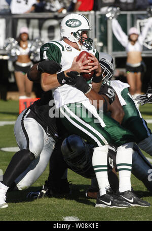 New York Jets QB Brett Favre (4) est mise à sac par Oakland Raiders Tommy Kelly (93) en heures supplémentaires à l'Oakland Coliseum à Oakland, Californie le 19 octobre 2008. Les raiders ont remporté 16-13 en prolongation. (Photo d'UPI/Terry Schmitt) Banque D'Images