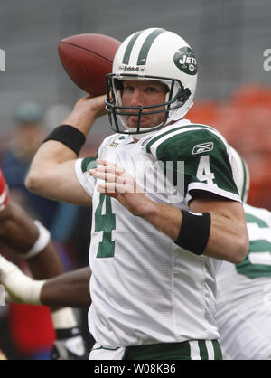 New York Jets QB Brett Favre (4) jette une note contre les San Francisco 49ers dans le troisième trimestre à Candlestick Park de San Francisco le 7 décembre 2008. Les 49ers défait les Jets 24-14. (Photo d'UPI/Terry Schmitt) Banque D'Images