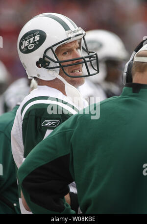 New York Jets QB Brett Favre regarde les San Francisco 49ers infraction dans le troisième trimestre à Candlestick Park de San Francisco le 7 décembre 2008. Les 49ers défait les Jets 24-14. (Photo d'UPI/Terry Schmitt) Banque D'Images