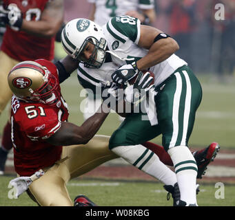 New York Jets Dustin Keller (81) est traîné vers le bas par San Francisco 49ers Takeo Spiikes (51) après la capture d'un Brett Favre passent au premier trimestre à Candlestick Park de San Francisco le 7 décembre 2008. Les 49ers défait les Jets 24-14. (Photo d'UPI/Terry Schmitt) Banque D'Images