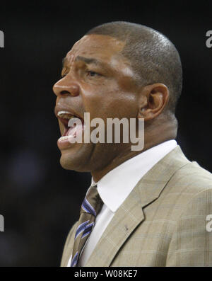 L'entraîneur-chef de Boston Celtics Doc Rivers crie à son équipe qu'ils jouent les Golden State Warriors à l'Oracle Arena à Oakland, Californie le 26 décembre 2008. (Photo d'UPI/Terry Schmitt) Banque D'Images